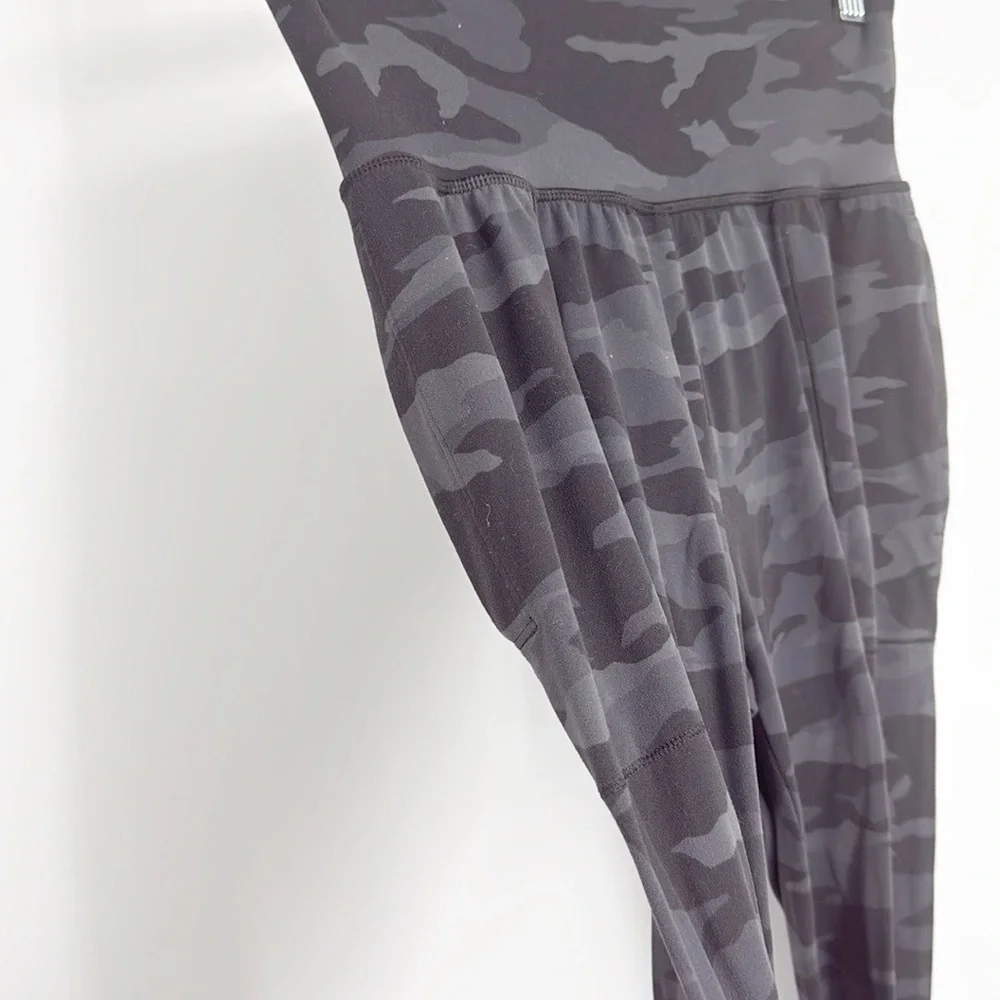 Athleta Black Camo Salutation Jogger Pant W-964 Size XS